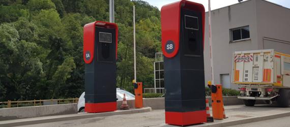 Bornes truck – Bornes métalliques thermolaquées intégrant une détection et un contrôle véhicules pour fluidifier le trafic du pesage en camion